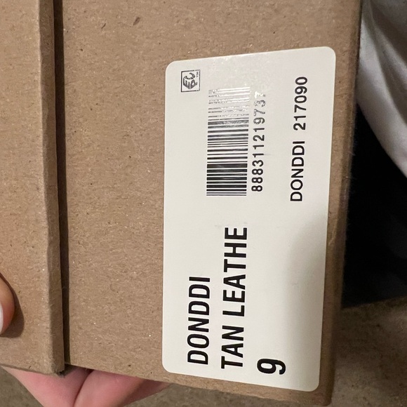 Steve Madden Donddi Tan Leather Sandals - Picture 6 of 6